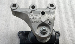 What are the symptoms of the engine mount problem