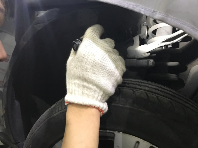 the aging of the suspension rubber sleeve